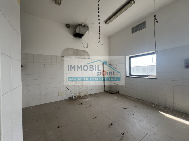 All'interno della Zona Industriale di Teolo proponiamo in esclusiva una porzione di testa di fabb...