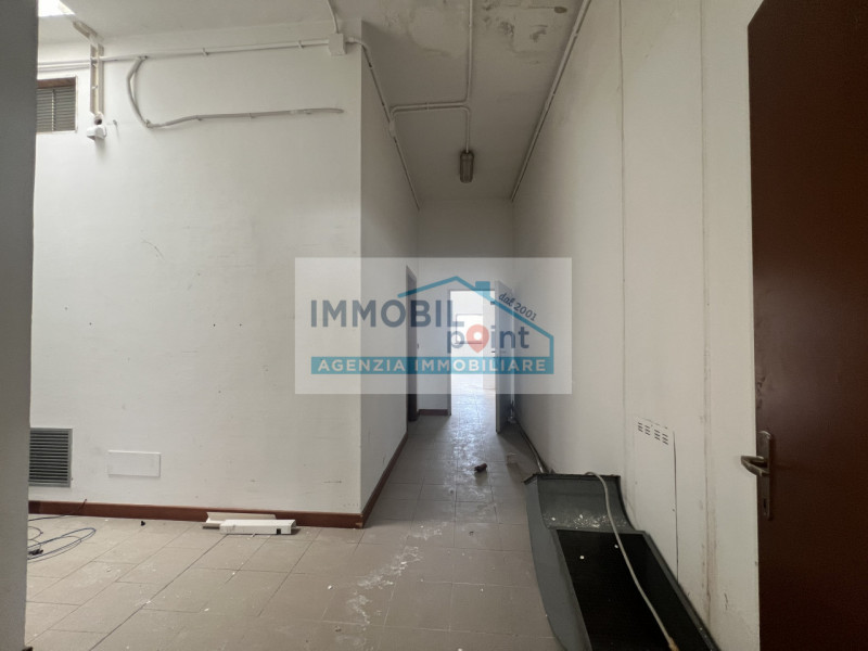 All'interno della Zona Industriale di Teolo proponiamo in esclusiva una porzione di testa di fabb...