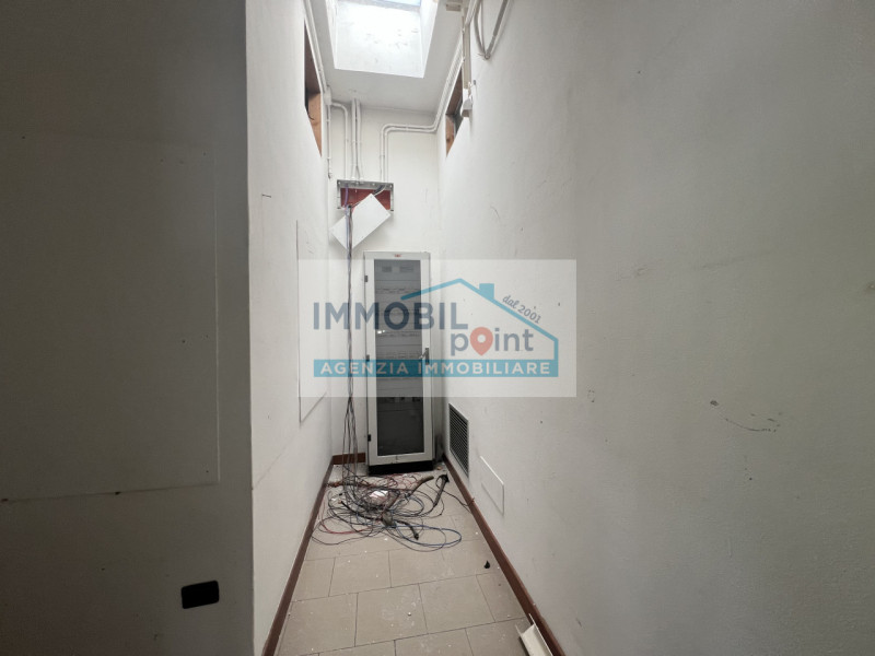 All'interno della Zona Industriale di Teolo proponiamo in esclusiva una porzione di testa di fabb...