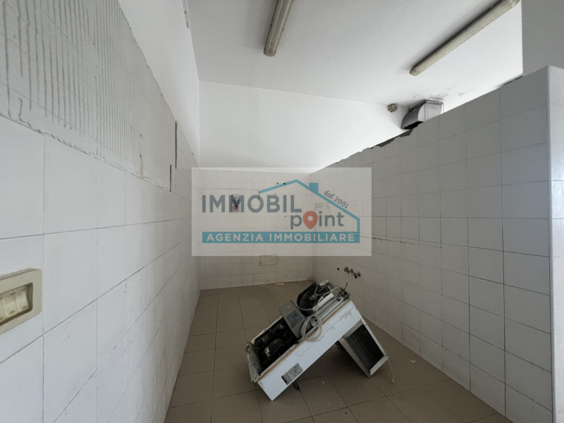 All'interno della Zona Industriale di Teolo proponiamo in esclusiva una porzione di testa di fabb...