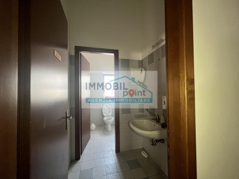 All'interno della Zona Industriale di Teolo proponiamo in esclusiva una porzione di testa di fabb...