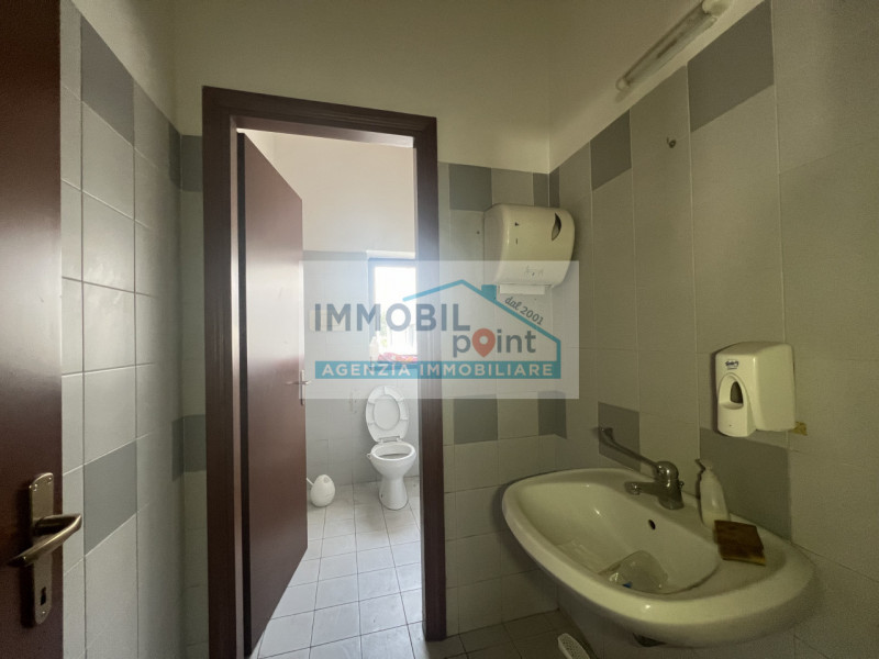 All'interno della Zona Industriale di Teolo proponiamo in esclusiva una porzione di testa di fabb...