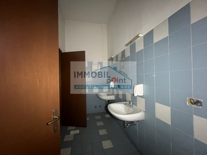 All'interno della Zona Industriale di Teolo proponiamo in esclusiva una porzione di testa di fabb...