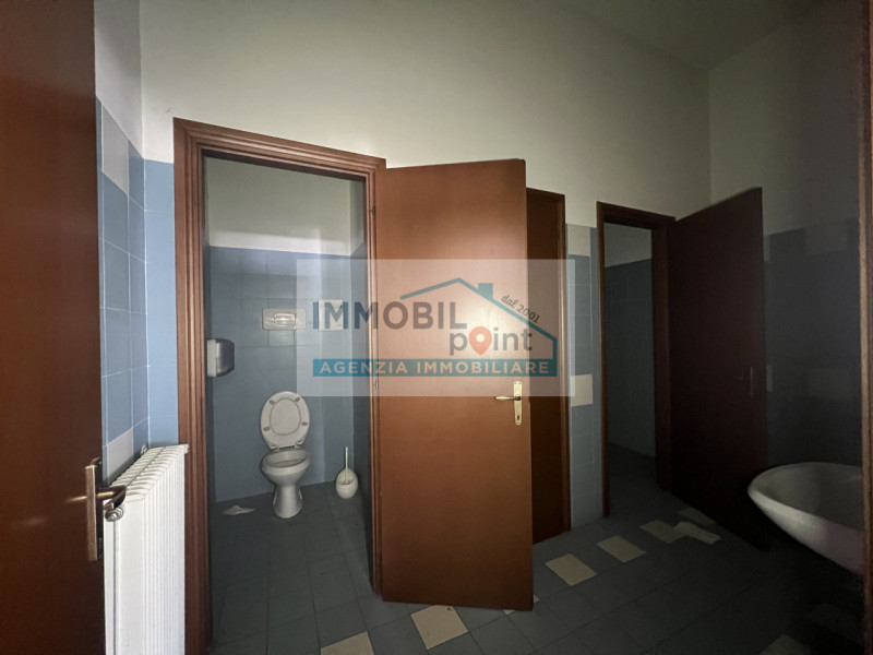 All'interno della Zona Industriale di Teolo proponiamo in esclusiva una porzione di testa di fabb...