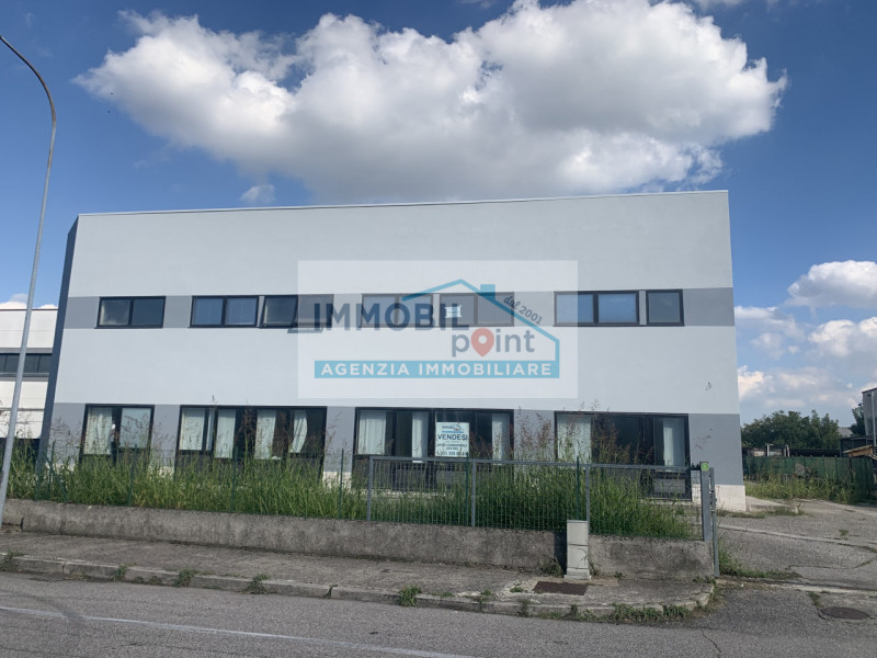 All'interno della Zona Industriale di Teolo proponiamo in esclusiva una porzione di testa di fabb...