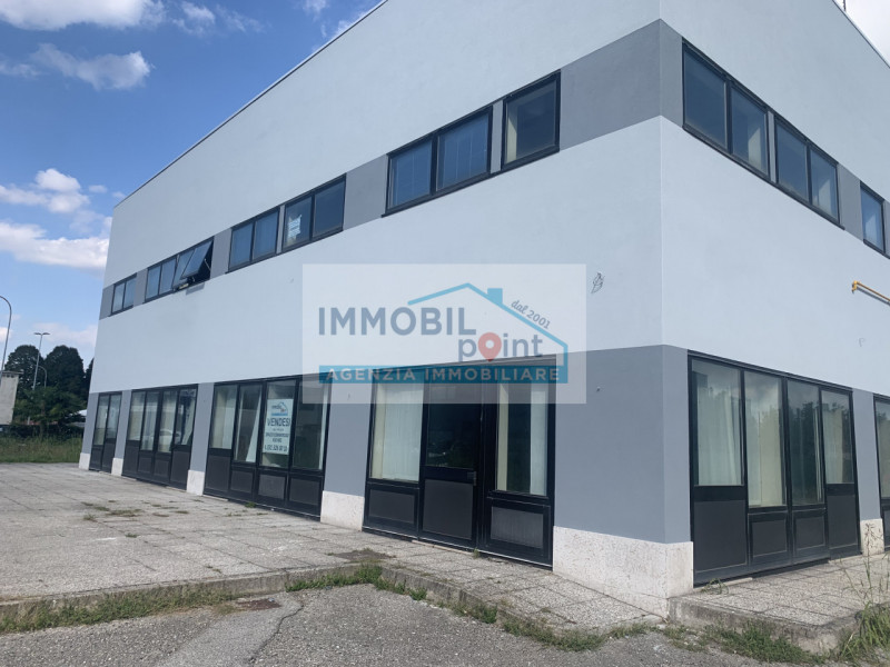 All'interno della Zona Industriale di Teolo proponiamo in esclusiva una porzione di testa di fabb...