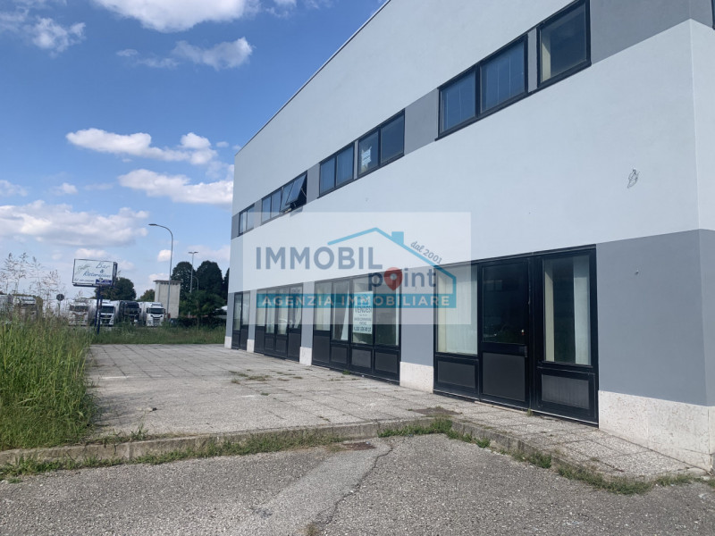All'interno della Zona Industriale di Teolo proponiamo in esclusiva una porzione di testa di fabb...