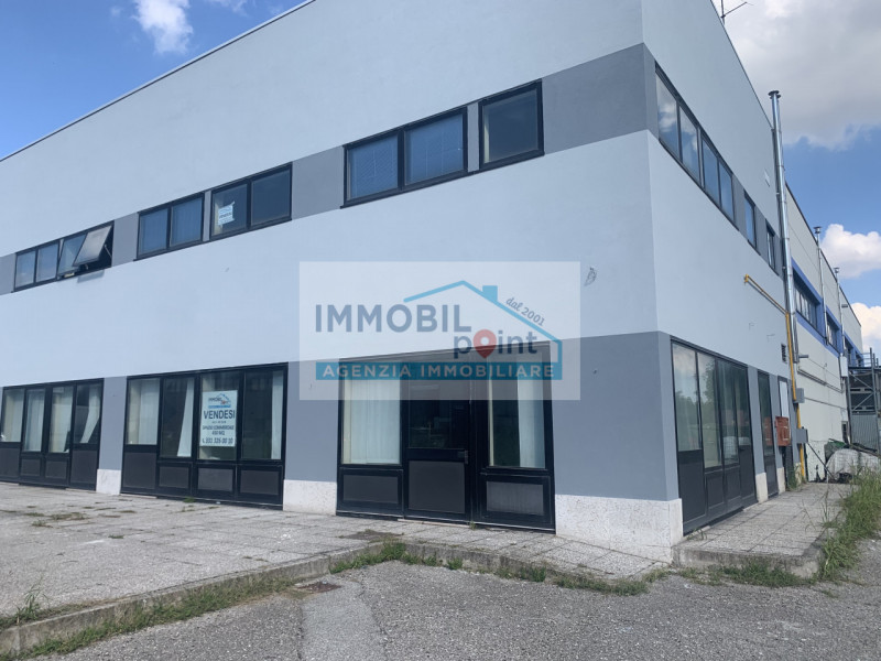 All'interno della Zona Industriale di Teolo proponiamo in esclusiva una porzione di testa di fabb...