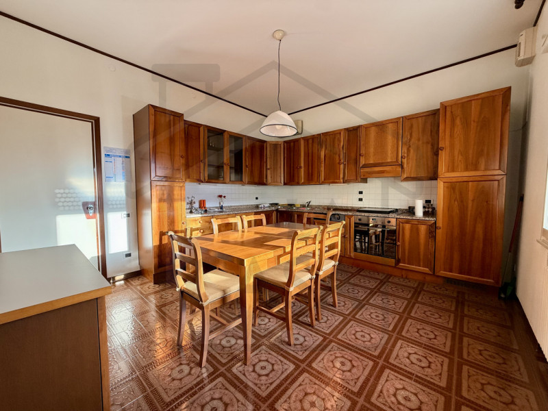 MONTEGROTTO TERME - In una splendida zona verde e tranquilla di Montegrotto Terme, a pochi minuti...