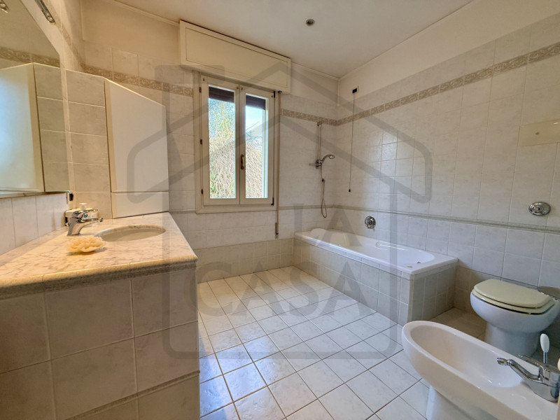 MONTEGROTTO TERME - In una splendida zona verde e tranquilla di Montegrotto Terme, a pochi minuti...