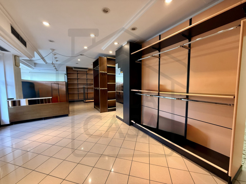 MONTEGROTTO TERME - In una splendida zona verde e tranquilla di Montegrotto Terme, a pochi minuti...