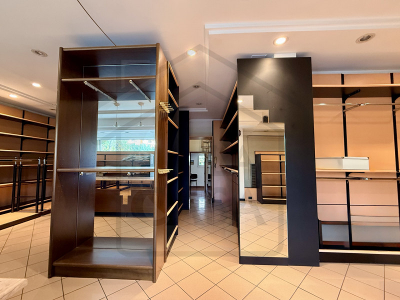 MONTEGROTTO TERME - In una splendida zona verde e tranquilla di Montegrotto Terme, a pochi minuti...