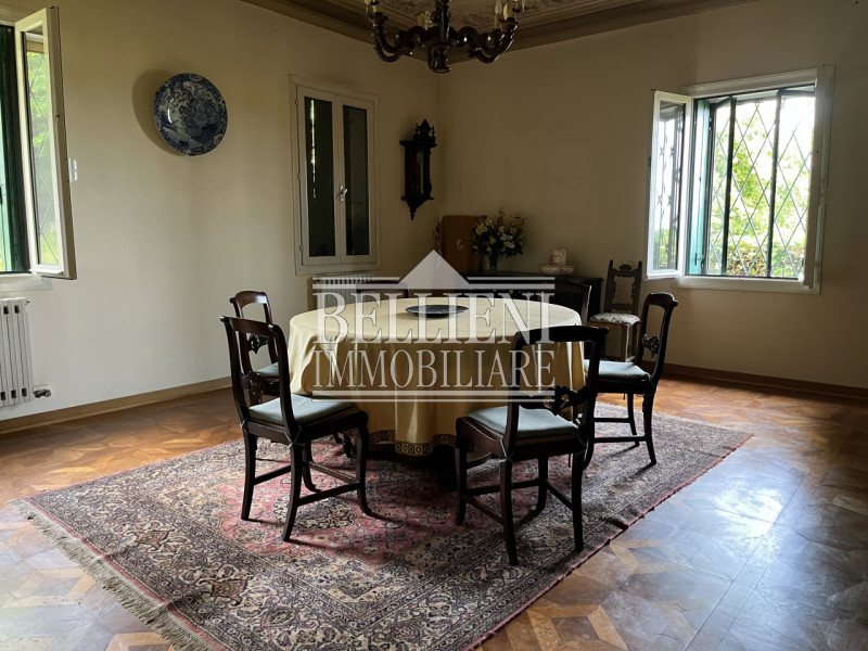 All’interno di un parco di 4.000mq, proponiamo in vendita una splendida villa storica, che si svi...