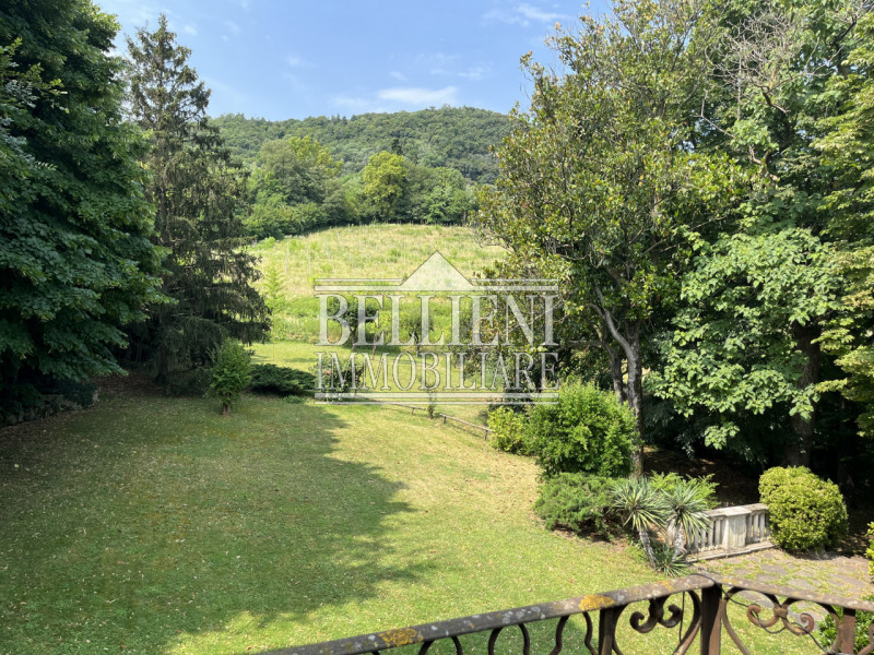 All’interno di un parco di 4.000mq, proponiamo in vendita una splendida villa storica, che si svi...