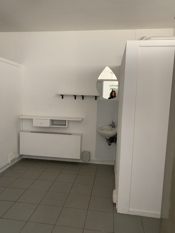 Montegrotto Terme viale Manzoni negozio vetrinato al piano primo con servizio con doccia di circa...