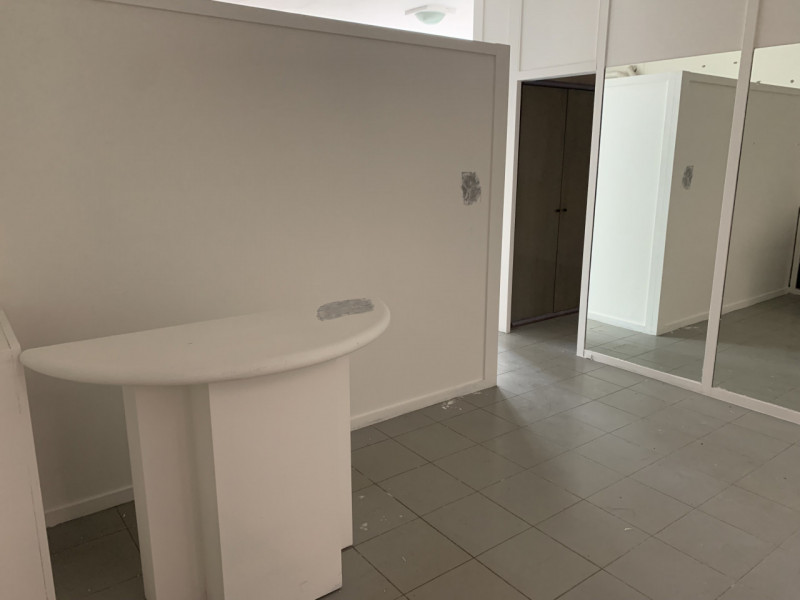 Montegrotto Terme viale Manzoni negozio vetrinato al piano primo con servizio con doccia di circa...