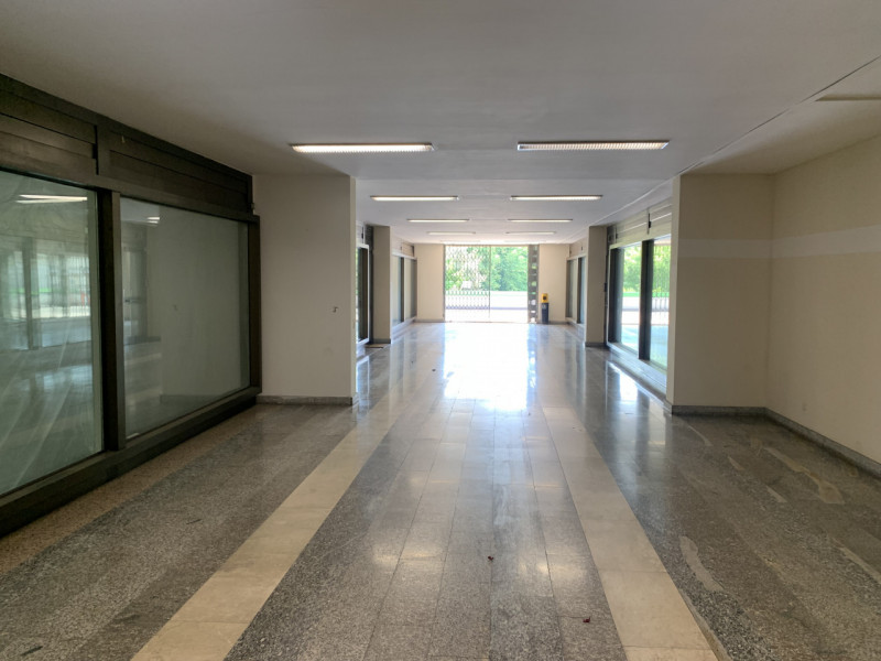 Montegrotto Terme viale Manzoni negozio vetrinato al piano primo con servizio con doccia di circa...