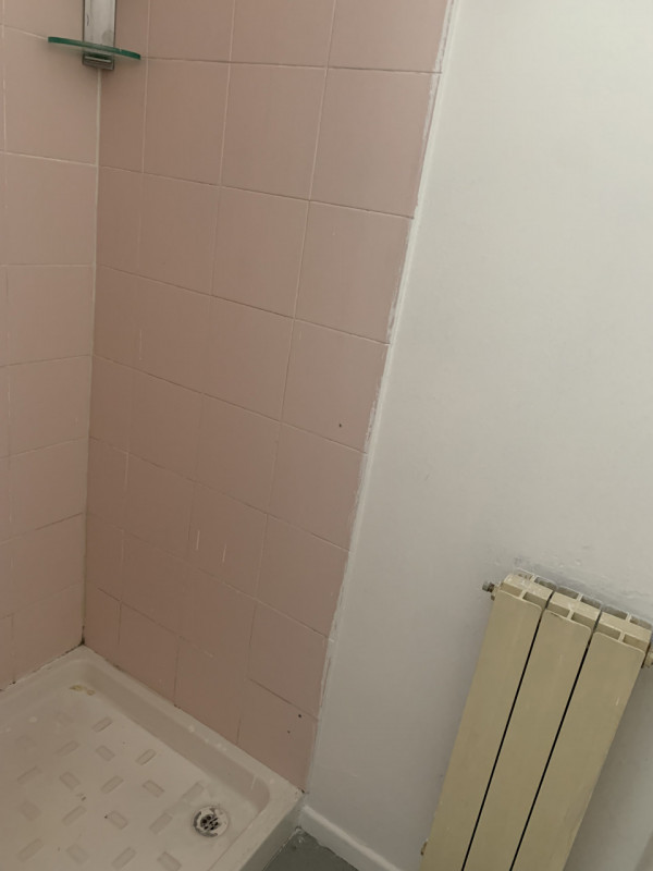 Montegrotto Terme viale Manzoni negozio vetrinato al piano primo con servizio con doccia di circa...