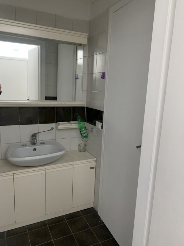 Montegrotto Terme viale Manzoni negozio vetrinato al piano primo con servizio con doccia di circa...