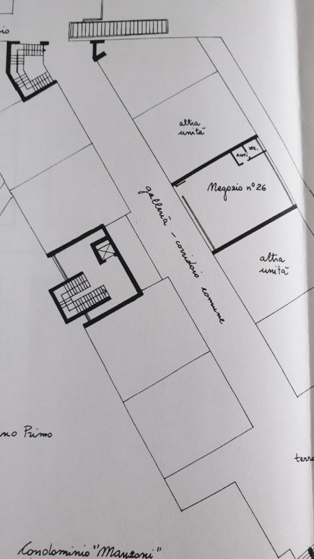 Montegrotto Terme viale Manzoni negozio vetrinato al piano primo con servizio con doccia di circa...