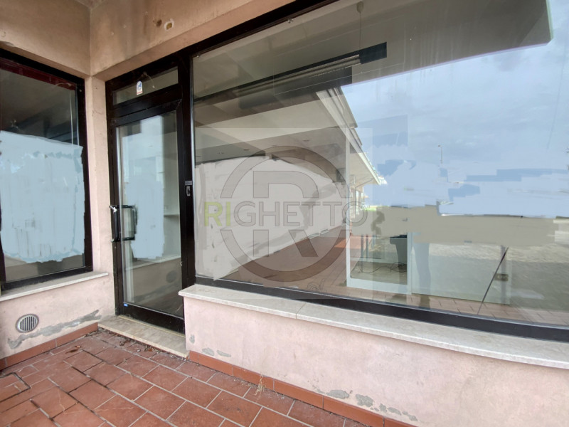 Villafranca Taggì di Sotto - di facile reperibilità su centro direzionale, negozio open space di ...