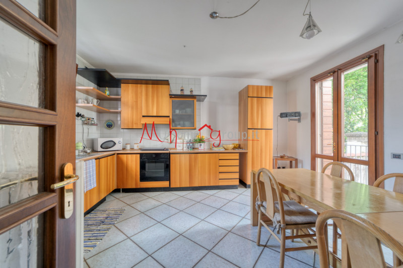 PADOVA ZONA SACRA FAMIGLIA - Proponiamo in esclusiva bifamiliare intera composta da due unità aff...