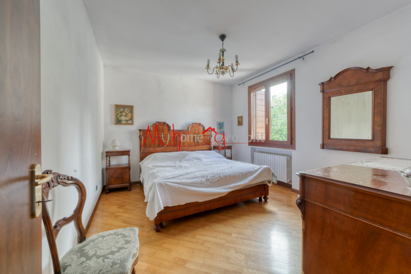 PADOVA ZONA SACRA FAMIGLIA - Proponiamo in esclusiva bifamiliare intera composta da due unità aff...