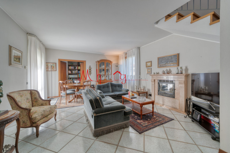 PADOVA ZONA SACRA FAMIGLIA - Proponiamo in esclusiva bifamiliare intera composta da due unità aff...