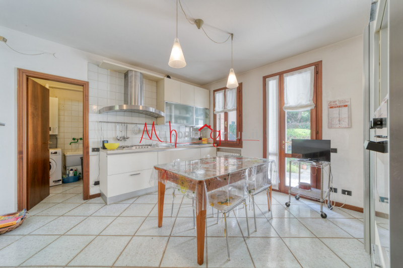 PADOVA ZONA SACRA FAMIGLIA - Proponiamo in esclusiva bifamiliare intera composta da due unità aff...