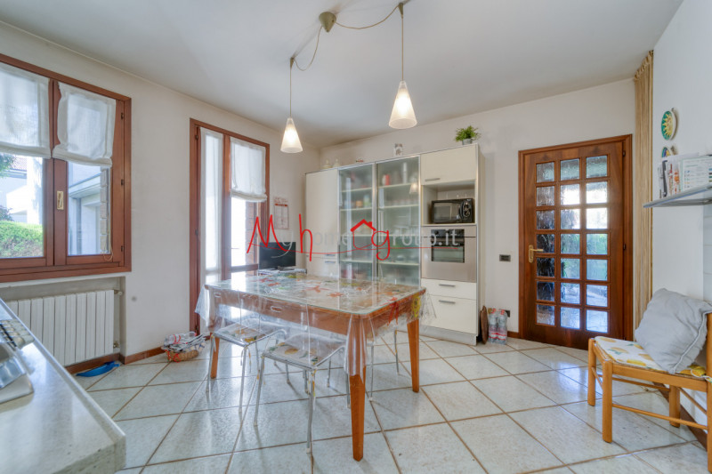 PADOVA ZONA SACRA FAMIGLIA - Proponiamo in esclusiva bifamiliare intera composta da due unità aff...