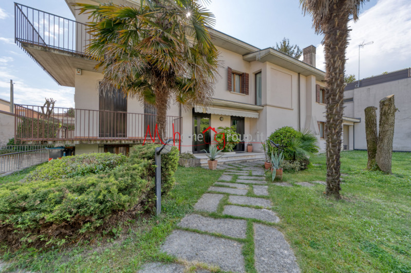 PADOVA ZONA SACRA FAMIGLIA - Proponiamo in esclusiva bifamiliare intera composta da due unità aff...