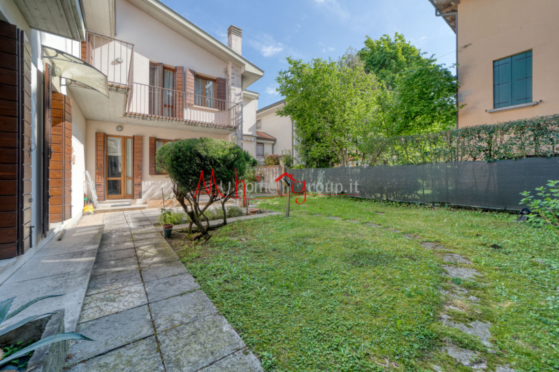 PADOVA ZONA SACRA FAMIGLIA - Proponiamo in esclusiva bifamiliare intera composta da due unità aff...