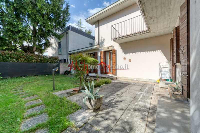 PADOVA ZONA SACRA FAMIGLIA - Proponiamo in esclusiva bifamiliare intera composta da due unità aff...