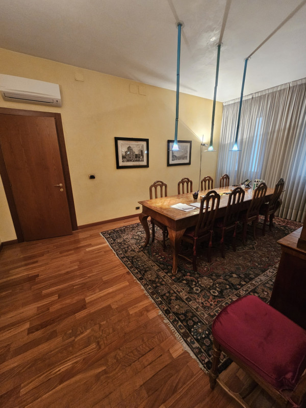 Inserito nel cuore del centro storico di Padova, questo ufficio direzionale di 150 mq è l'opportu...