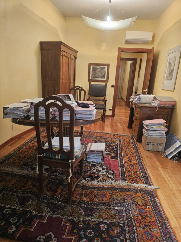 Inserito nel cuore del centro storico di Padova, questo ufficio direzionale di 150 mq è l'opportu...