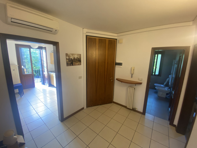 SOLO LAVORATORE REFERENZIATO Mortise: In zona comodissima a tutti i principali servizi nelle imme...