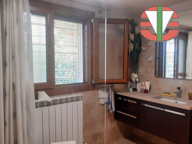 Spinea frazione, in zona residenziale, riparata dal traffico, proponiamo in vendita splendida vil...