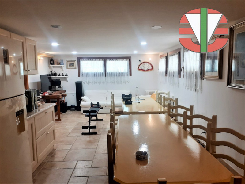 Spinea frazione, in zona residenziale, riparata dal traffico, proponiamo in vendita splendida vil...