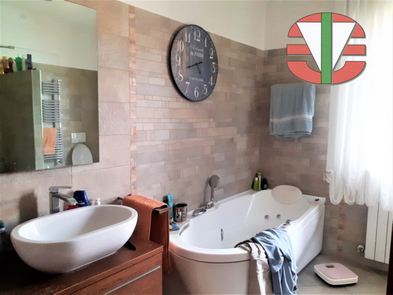 Spinea frazione, in zona residenziale, riparata dal traffico, proponiamo in vendita splendida vil...