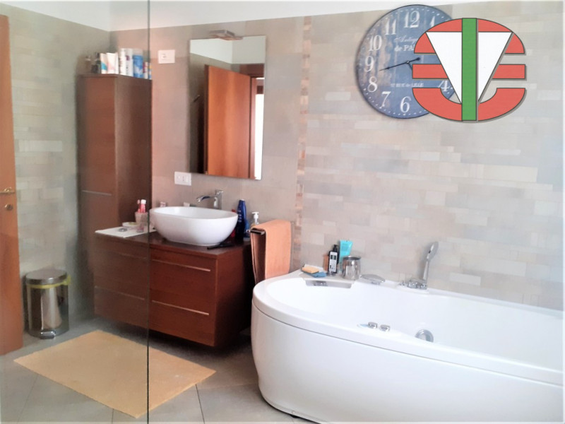 Spinea frazione, in zona residenziale, riparata dal traffico, proponiamo in vendita splendida vil...