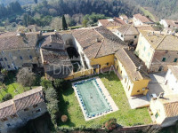 Antica fattoria in tipico borgo toscano, collina pisa