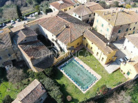Antica fattoria in tipico borgo toscano, collina pisa