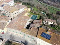 Antica fattoria in tipico borgo toscano, collina pisa