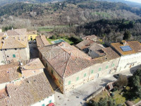 Antica fattoria in tipico borgo toscano, collina pisa