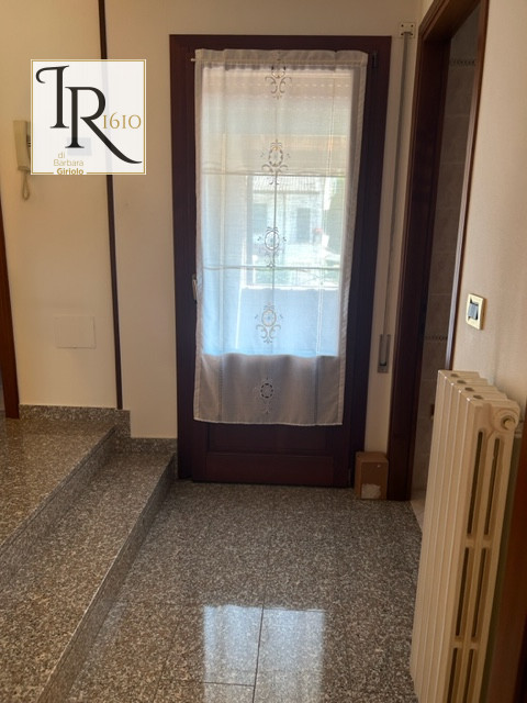 PIACENZA D'ADIGE. In quartiere tranquillo e riservato a pochi passi dal centro graziosa porzione ...