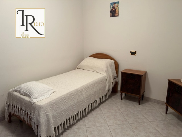 PIACENZA D'ADIGE. In quartiere tranquillo e riservato a pochi passi dal centro graziosa porzione ...