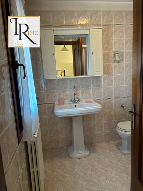 PIACENZA D'ADIGE. In quartiere tranquillo e riservato a pochi passi dal centro graziosa porzione ...