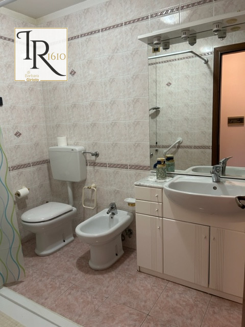 PIACENZA D'ADIGE. In quartiere tranquillo e riservato a pochi passi dal centro graziosa porzione ...