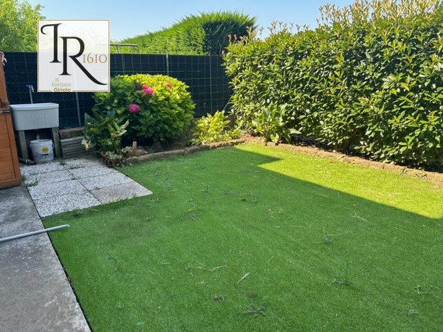 PIACENZA D'ADIGE. In quartiere tranquillo e riservato a pochi passi dal centro graziosa porzione ...