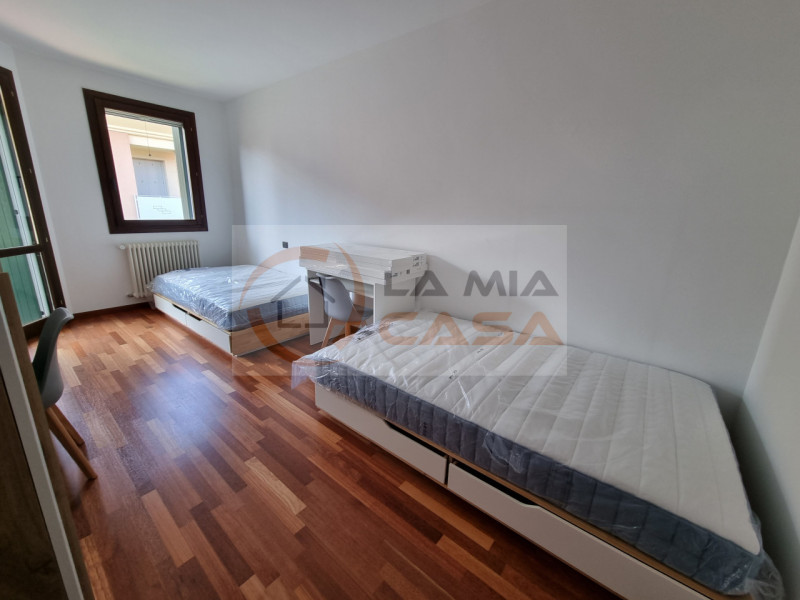 LEGNARO - In posizione centralissima, a pochi passi dal centro paese e dall'Università, appartame...